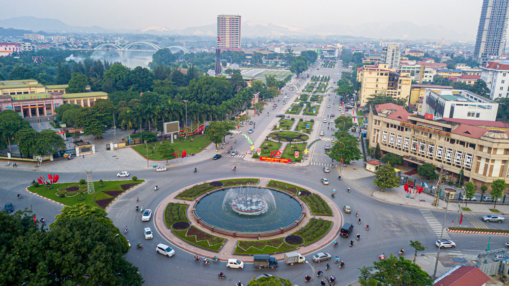  Thái Nguyên nằm trong vùng kinh tế trọng điểm phía Bắc Thủ đô Hà Nội, là cửa ngõ giao lưu kinh tế - xã hội giữa vùng trung du miền núi phía Bắc với vùng đồng bằng Bắc Bộ. Trong ảnh: Khu vực trung tâm T.P Thái Nguyên hôm nay. Ảnh: M.H