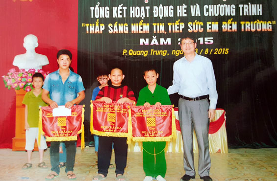  Anh Tô Hạ Sỹ tặng quà trẻ em của phường có thành tích trong học tập.     