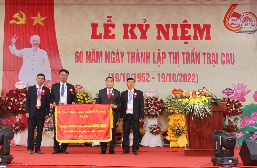  Lãnh đạo huyện Đồng Hỷ chúc mừng Đảng bộ, chính quyền và Nhân dân thị trấn Trại Cau nhân kỷ niệm 60 năm Ngày thành lập thị trấn.