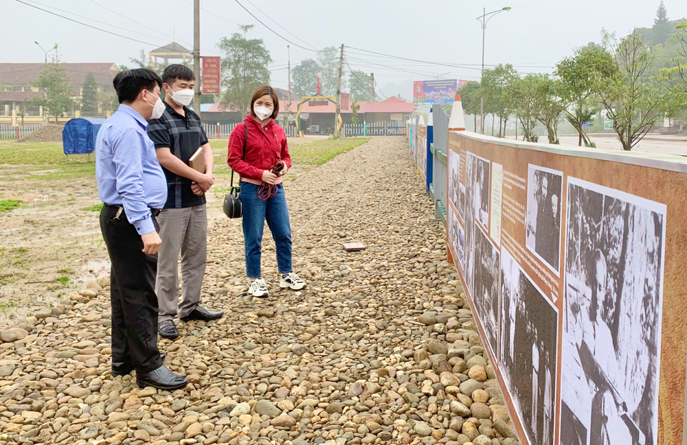  Nhiều hình ảnh, tư liệu quý về Bác Hồ được trưng bày để du khách đến tìm hiểu, học tập tại sân lễ hội xóm Đèo De, xã Phú Đình.