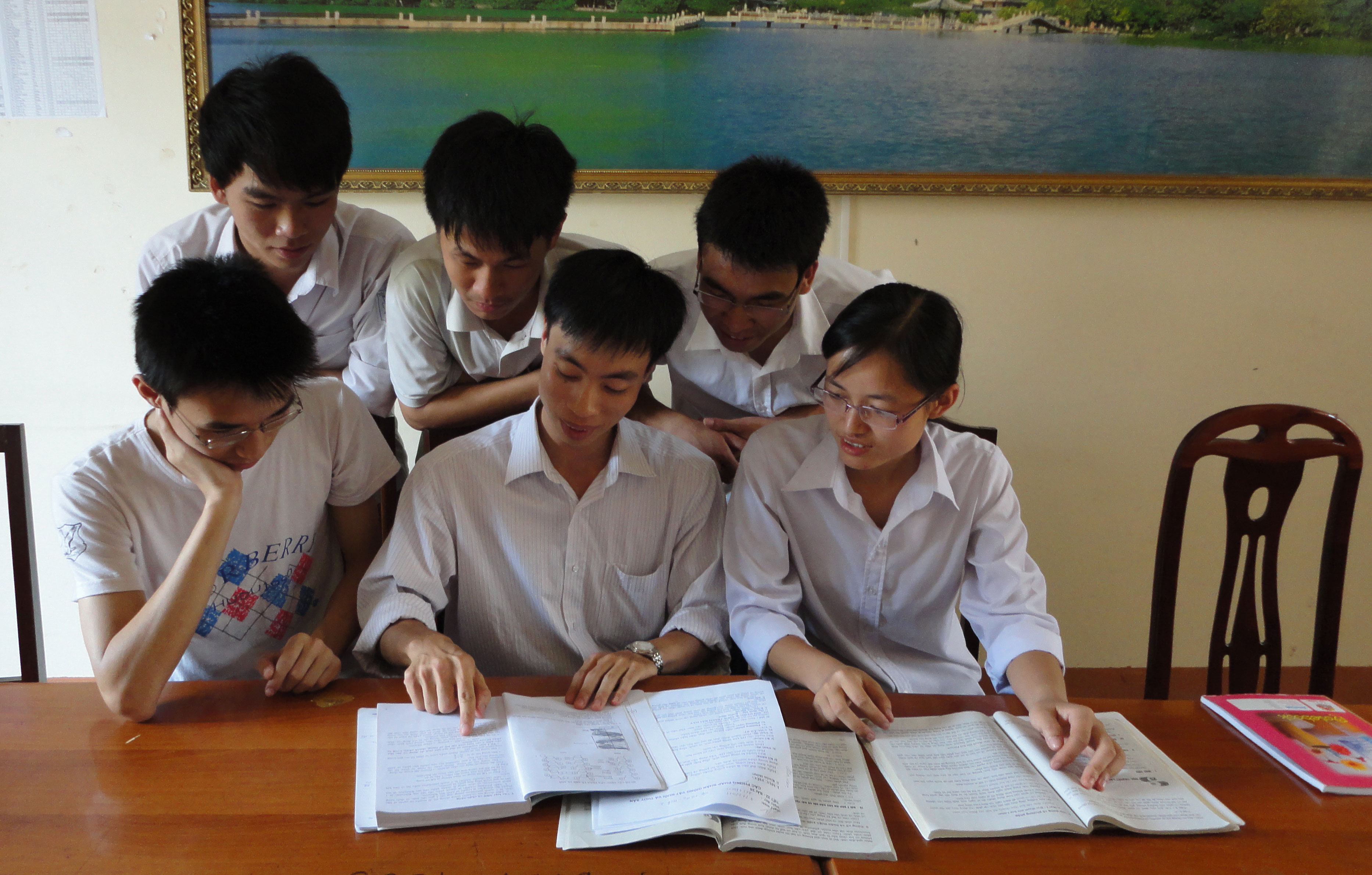  Thầy Toàn trao đổi bài với học sinh ngoài giờ lên lớp