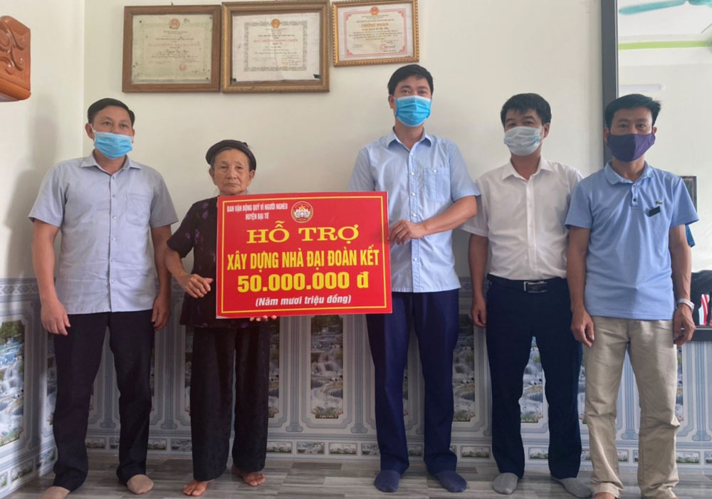  Đại diện lãnh đạo huyện Đại Từ cùng một số cơ quan, đơn vị trao hỗ trợ cho gia đình bà Lê Thị Nhạ. 