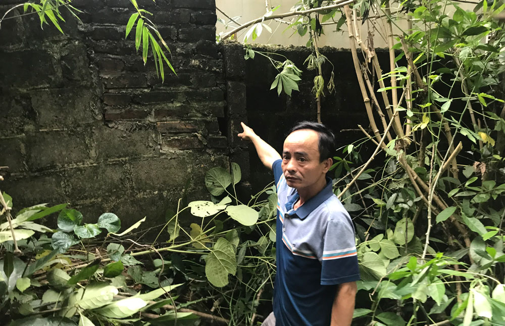  Bức tường rào cao hơn do em họ của ông Phan Văn Phượng (ông Phan Văn Quyết) xây ngăn với tường rào xây trên đất của nhà bà Trần Thị Hoàn.