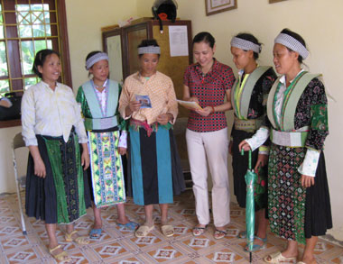 Chị Năm trao đổi cugrave;ng đồng bagrave;o dacirc;n tộc Mocirc;ng về cocirc;ng taacute;c dacirc;n số kế hoạch hoacute;a gia đigrave;nh