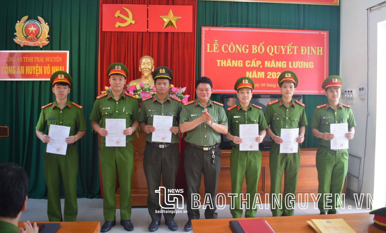  Lãnh đạo Công an huyện Võ Nhai trao Quyết định thăng cấp, nâng lương cho cán bộ, chiến sĩ.