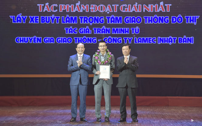  Phó Chủ tịch Thường trực HĐND T.P Hà Nội Nguyễn Ngọc Tuấn cùng lãnh đạo Ban Tuyên giáo Trung ương trao giải Nhất cho tác giả Trần Minh Tú - Chuyên gia giao thông, Công ty ALMEC (Nhật Bản) với loạt bài “Lấy xe buýt làm trọng tâm giao thông đô thị”.