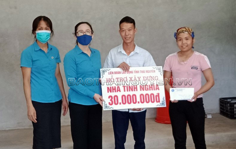   Đại diện Liên đoàn Lao động tỉnh và huyện Đại Từ trao hỗ trợ cho gia đình ông Đinh Hồng Xuân, ở xã Phúc Lương.