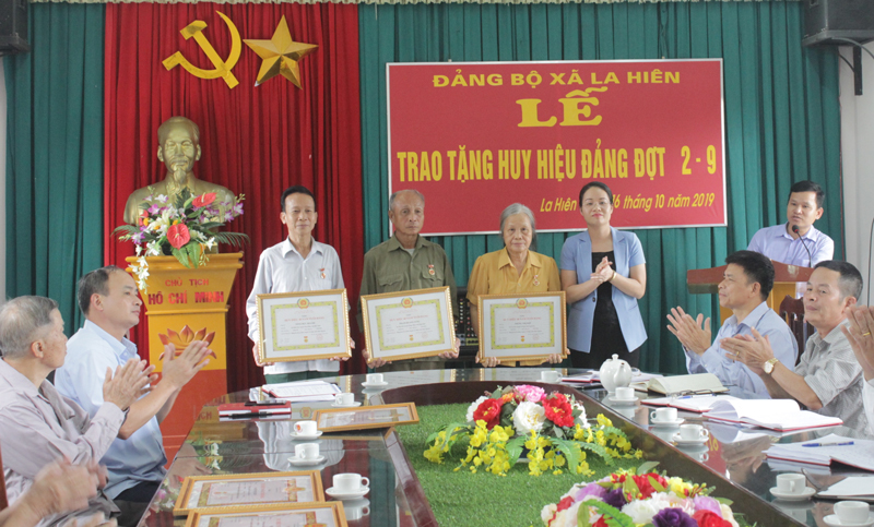  Đồng chí Bùi Thị Sen, Phó Bí thư Thường trực Huyện ủy, Chủ tịch HĐND huyện Võ Nhai trao Huy hiệu 40 năm tuổi Đảng cho các đảng viên.