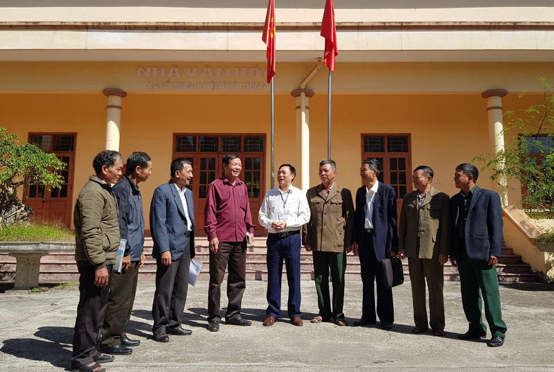  Đồng chí Vũ Văn Cương luôn sát sao với cơ sở, tạo được uy tín trong cán bộ, đảng viên và nhân dân. Trong ảnh: Đồng chí Cương (người đứng thứ 5 từ trái qua) trò chuyện cùng một số bí thư chi bộ các xóm.