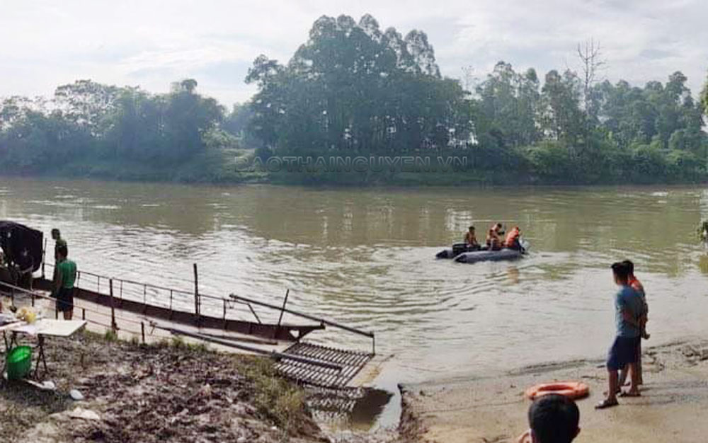    Lực lượng chức năng tìm kiếm các nạn nhân trên sông Cầu trong sáng 30-8.