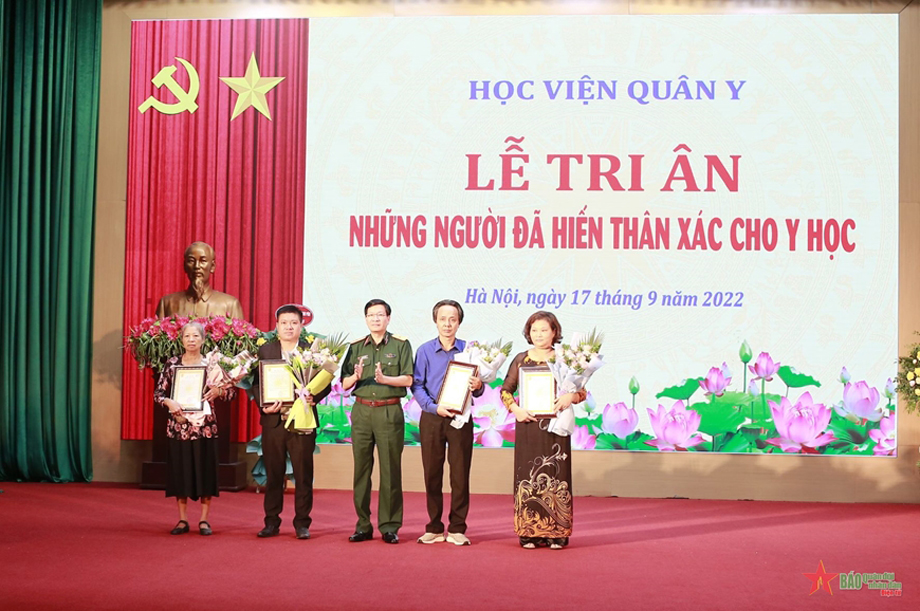  Thiếu tướng, PGS, TS Nguyễn Xuân Kiên trao lời tri ân tặng gia đình và thân nhân người hiến thân thể cho y học.