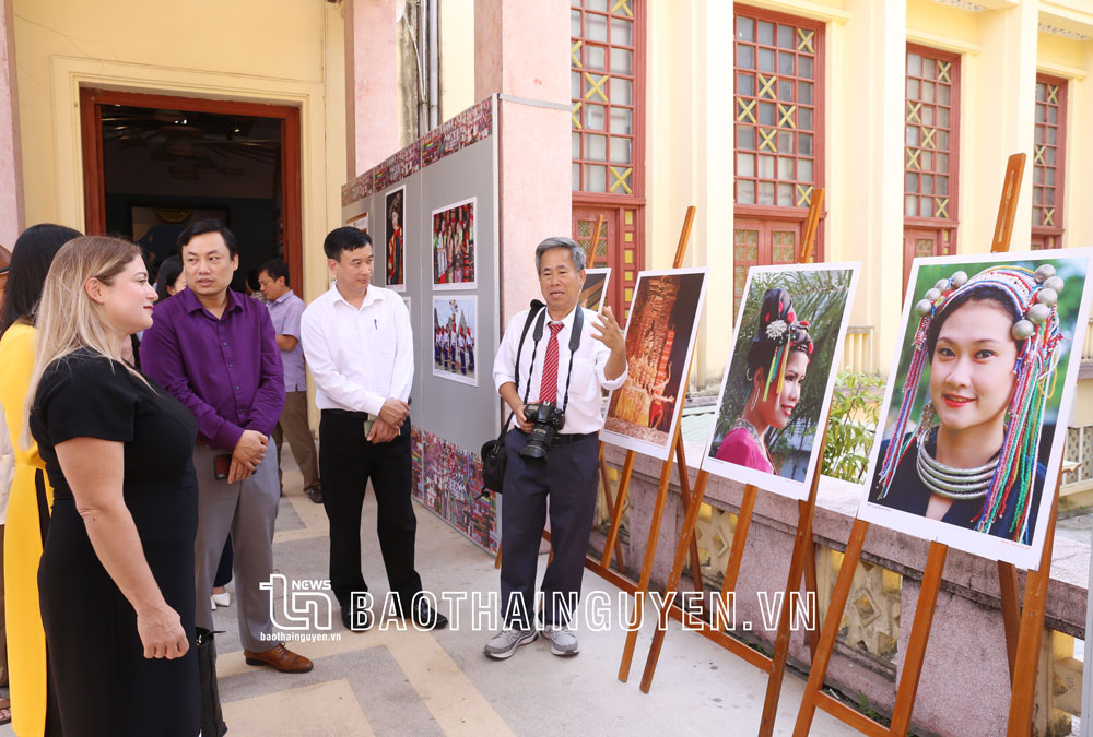  Triển lãm thu hút sự quan tâm của đông đảo du khách.