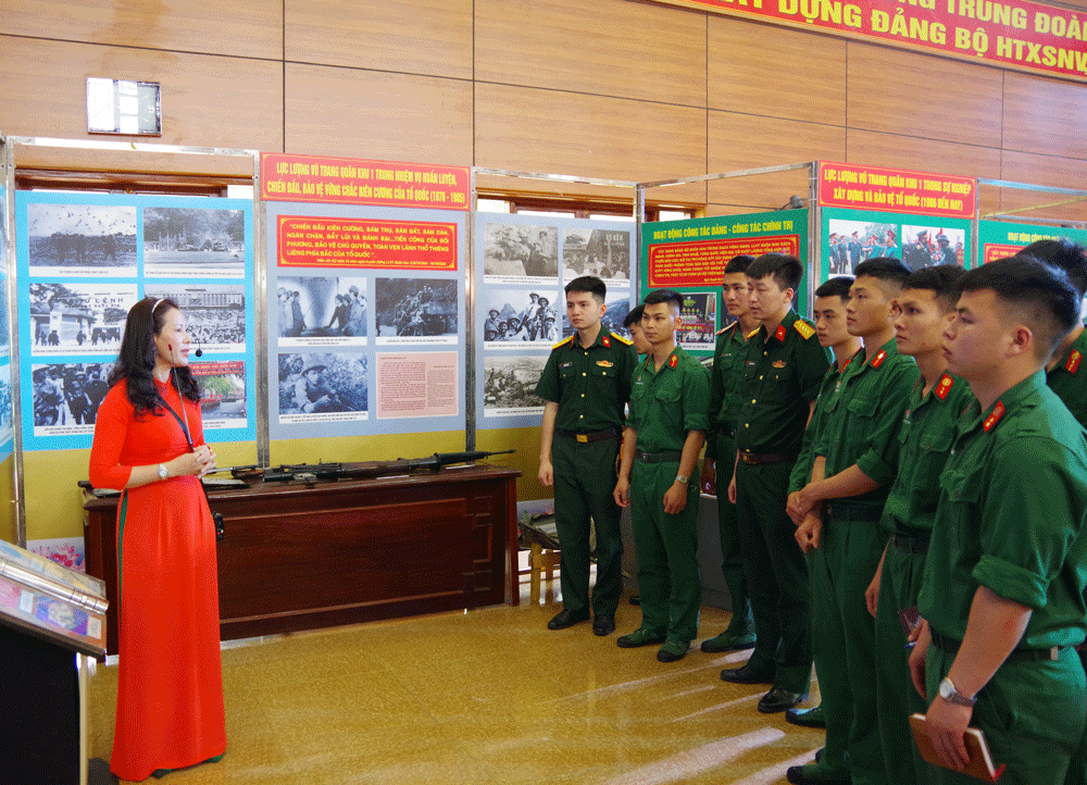  Cán bộ, chiến sĩ Trung đoàn 246 ôn lại truyền thống hào hùng 47 năm ngày Giải phóng miền Nam thống nhất đất nước.