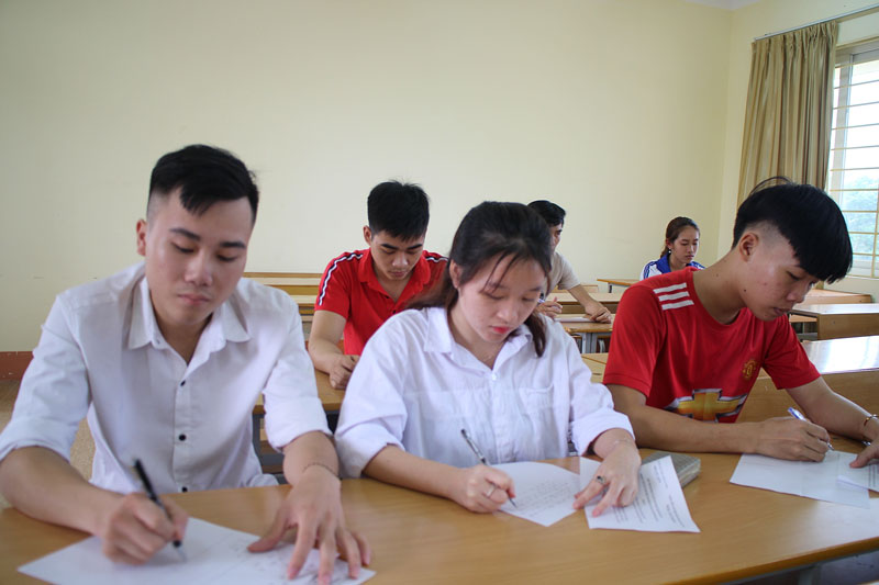  Thí sinh thực hiện điều chỉnh nguyện vọng bằng phiếu viết tay tại Trường THPT Ngô Quyền (T.P Thái Nguyên).