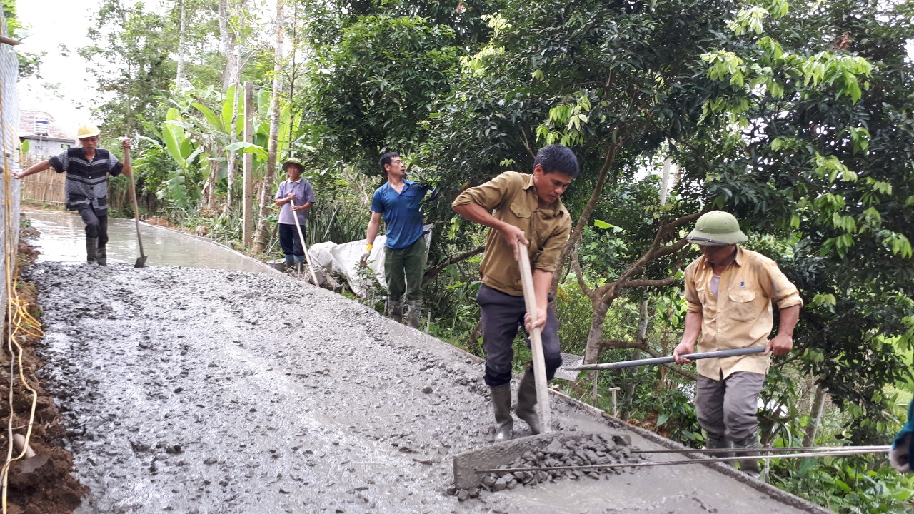  Ông Mã Văn Ngân cùng người dân xóm Mãn Quang, xã Hợp Thành (Phú Lương) làm đường bê tông. 