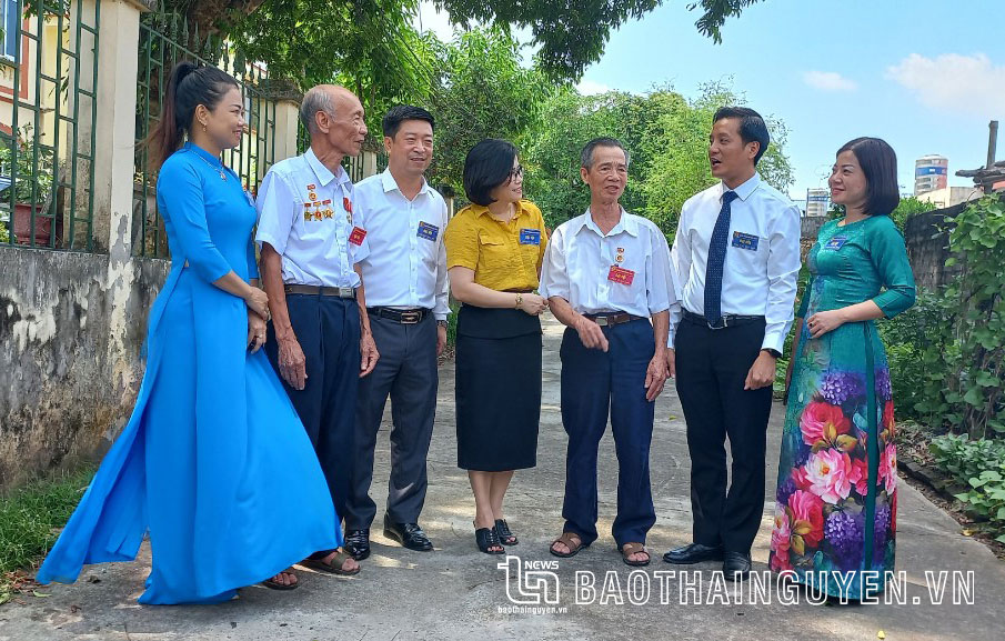  Đại diện Ban Tổ chức Tỉnh ủy trò chuyện với các đại biểu dự Đại hội Chi bộ Cầu Trắng, Đảng bộ thị trấn Đu (Phú Lương).
