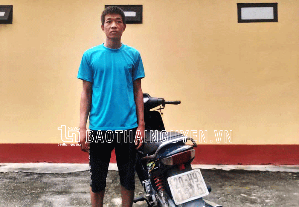  Đối tượng Đào Văn Quyền cùng chiếc xe máy do đối tượng trộm cắp tại trụ sở Công an xã Đào Xá.