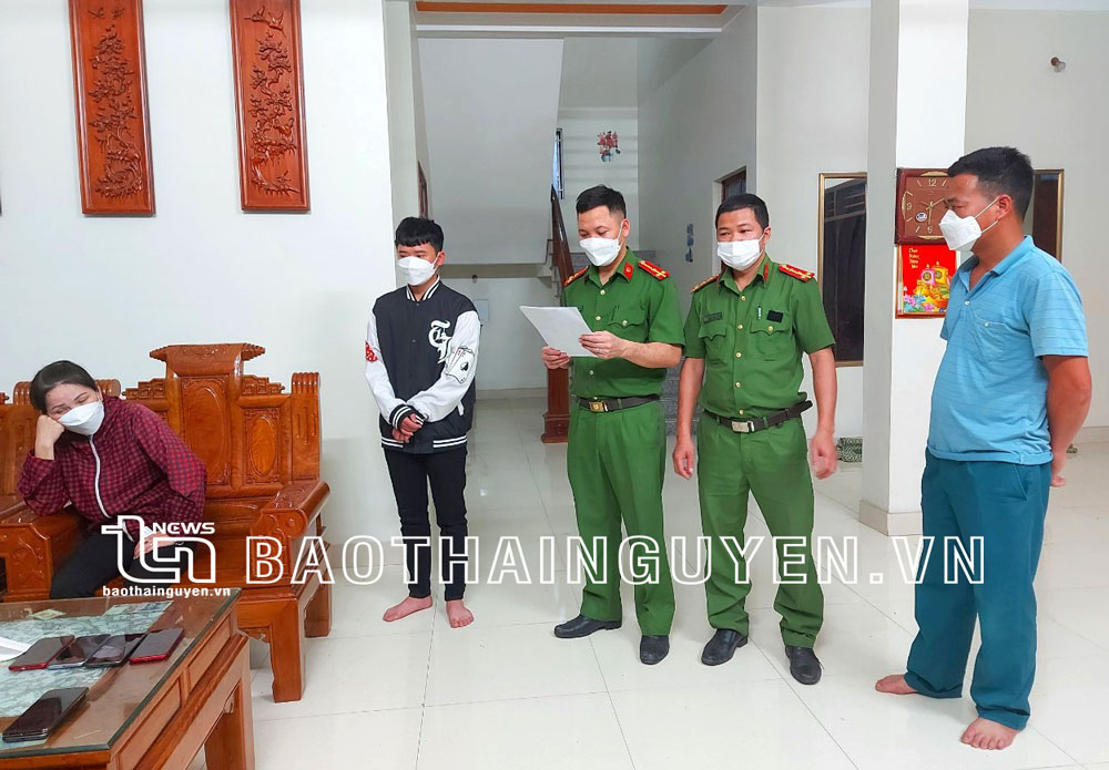  Công an T.P Thái Nguyên đọc lệnh khám xét nhà của Dương Quốc Dũng, ở xóm Dương, phường Đắc Sơn (T.P Phổ Yên).