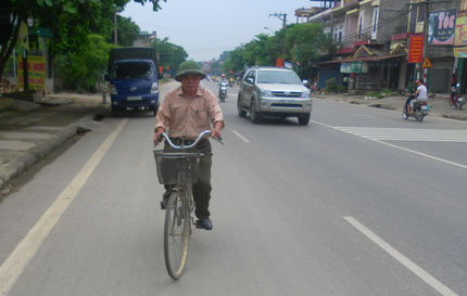 Với chiếc xe đạp, ông Đặng Văn Phúc thường xuyên kiểm tra và tuyên truyền đến người dân thị trấn Đu, Phú Lương công tác vệ sinh môi trường
