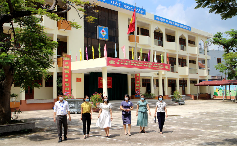  Trường THCS Nguyễn Du (T.P Thái Nguyên) vừa được Công ty TNHH Đầu tư Thái Nguyên hỗ trợ trên 100 triệu đồng để nâng cấp, cải tạo khuôn viên sạch - đẹp.
