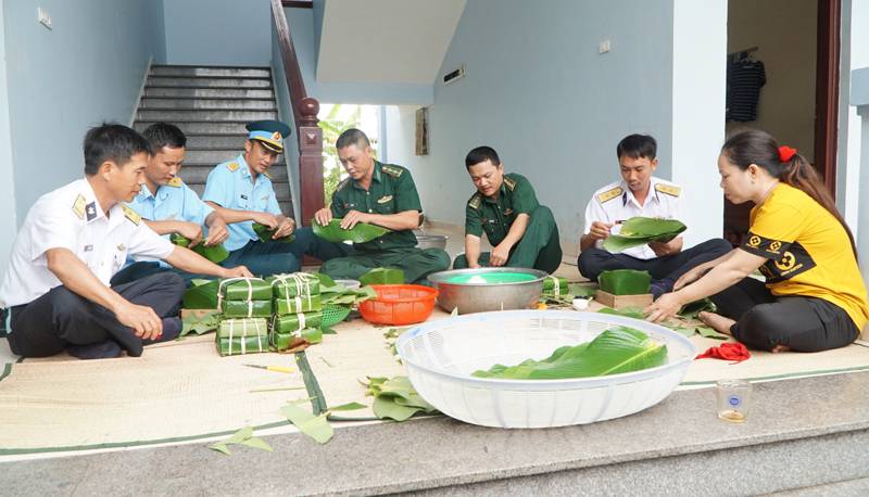  Cán bộ, chiến sĩ và người dân trên đảo Trường Sa cùng gói bánh chưng mỗi dịp Tết đến, Xuân về.