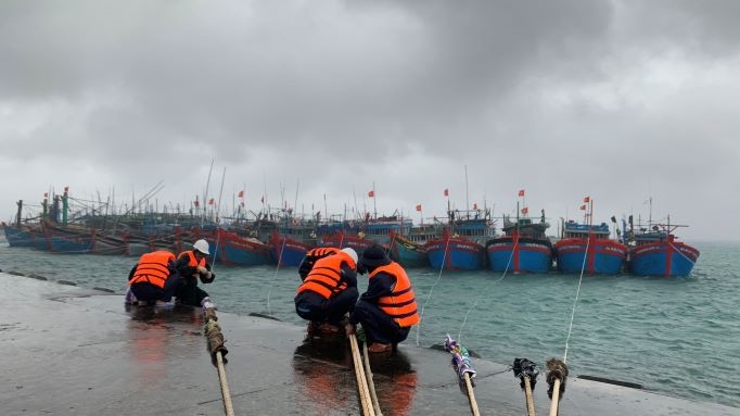 Cán bộ, chiến sĩ làm nhiệm vụ trên đảo Sinh Tồn giúp ngư dân đưa tàu vào neo đậu tránh bão số 9, giữa tháng 12-2021. Ảnh: TRUNG KIÊN