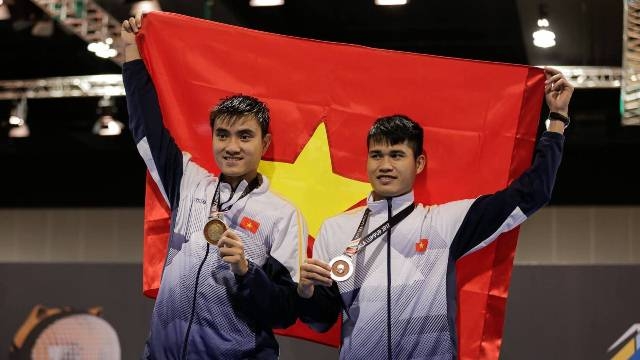 Hai kiếm thủ Vũ Thành An (trái) và Nguyễn Xuân Lợi trên bục trao huy chương nội dung Kiếm chém nam.