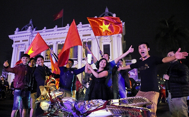  Cổ động viên ăn mừng chiến thắng khi đội U23 Việt Nam vào bán kết Giải Vô địch bóng đá U23 châu Á 2018.