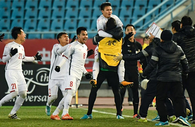   Các cầu thủ U23 Việt Nam mừng chiến thắng sau khi đánh bại đội U23 Qatar trong trận đấu chiều 23-1.