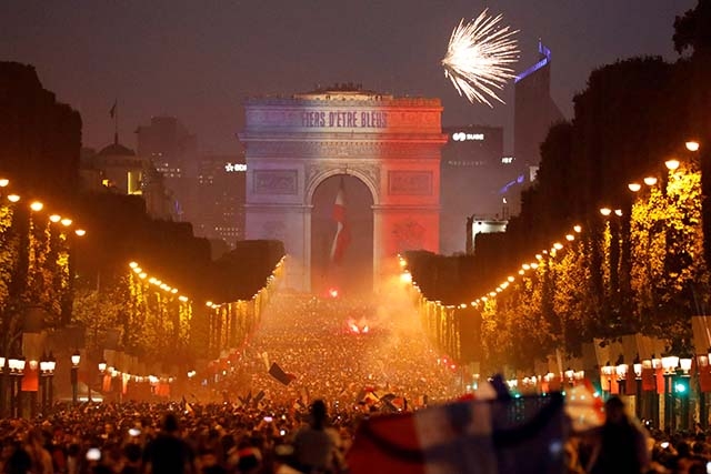  Hàng nghìn người dân Pháp đổ ra khu vực Đại lộ Champs-Élysées để ăn mừng chức vô địch bóng đá thế giới.