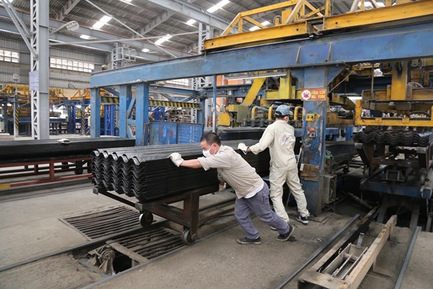  Công nhân nhà máy sản xuất tấm lợp đang trong ca làm việc.
