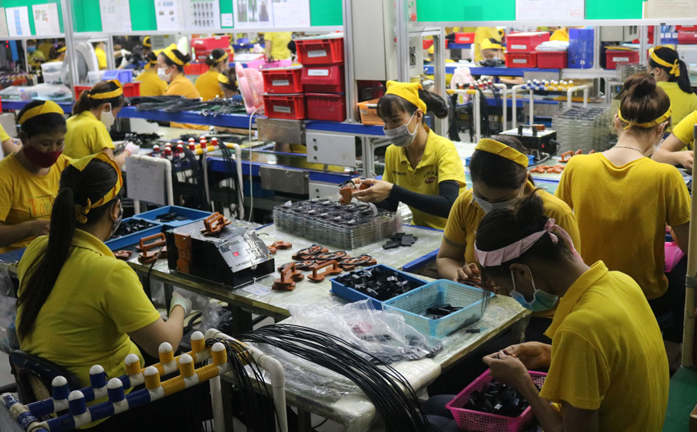  Nhiều người lao động được các doanh nghiệp trong, ngoài tỉnh tuyển dụng qua giao dịch việc làm trực tuyến tại Trung tâm Dịch vụ việc làm tỉnh. Trong ảnh: Công nhân Công ty TNHH KSD Vina (Khu công nghiệp Điềm Thụy, Phú Bình) trong giờ làm việc.