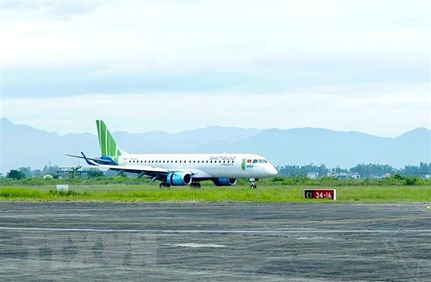  Máy bay của Bamboo Airways hạ cánh tại Cảng Hàng không Điện Biên Phủ. (Ảnh: Xuân Tư/TTXVN)