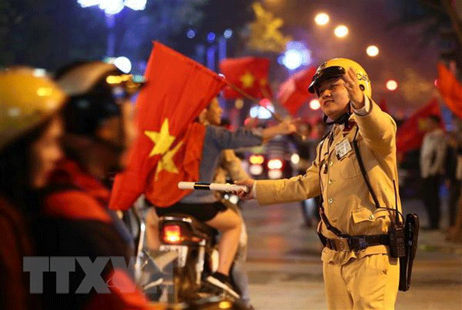  Công an Thành phố Hà Nội phân luồng giao thông và bảo đảm an ninh trật tự và phòng chống đua xe trái phép. (Ảnh: Doãn Tấn/TTXVN).