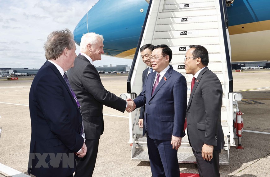  Lễ đón Chủ tịch Quốc hội Vương Đình Huệ tại sân bay London Heathrow. (Ảnh: Doãn Tấn/TTXVN)