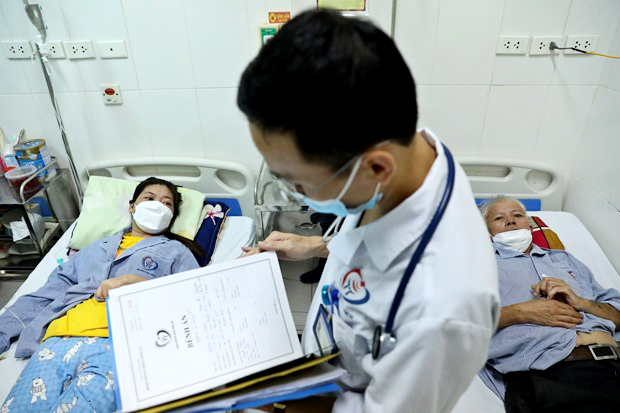 Bác sĩ thăm khám cho bệnh nhân sốt xuất huyết đang điều trị tại Bệnh viện đa khoa Đống Đa (Hà Nội). (Ảnh: Minh Quyết/TTXVN)