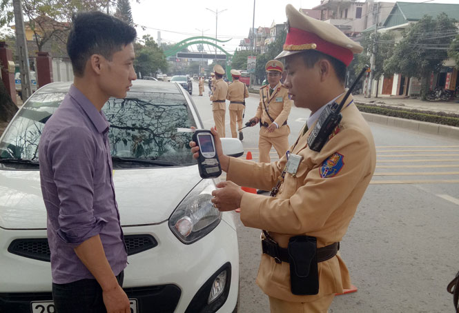  Đội CSGT, Công an T.P Thái Nguyên kiểm tra nồng độ cồn của lái xe tại phường Tân Lập, T.P Thái Nguyên.