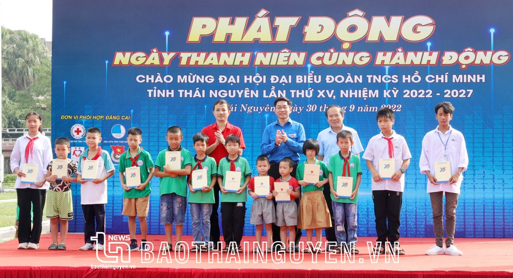  Tỉnh đoàn phối hợp với các cơ quan, đơn vị trao tặng 30 suất quà cho học sinh có hoàn cảnh khó khăn vươn lên học tập tốt trên địa bàn tỉnh.