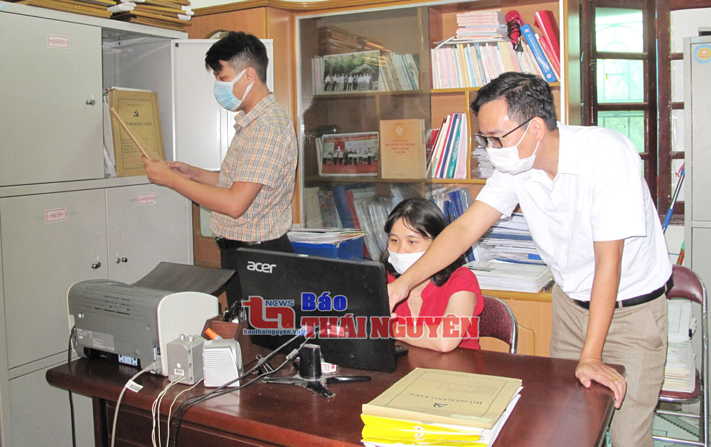  Cán bộ Ban Tổ chức Thành ủy Sông Công rà soát kết quả đánh giá, phân loại tổ chức đảng, đảng viên năm 2021.