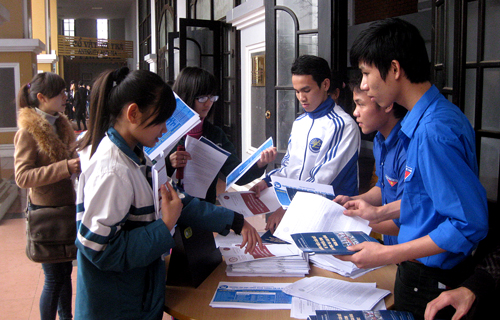  Trong ngày tư vấn tuyển sinh, Đại học Thái Nguyên đã phát miễn phí 600 cuốn Những điều cần biết về tuyển sinh đại học, cao đẳng 2012 và 600 cuốn Cẩm nang Chương trình Liên kết đào tạo quốc tế của Đại học Thái Nguyên cho các em học sinh