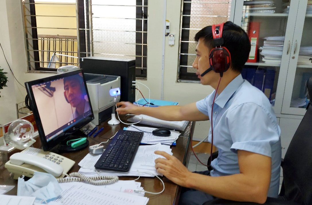  Cán bộ Trung tâm Dịch vụ việc làm tỉnh hướng dẫn cho người lao động hoàn thiện hồ sơ xin hưởng trợ cấp thất nghiệp qua kênh trực tuyến.