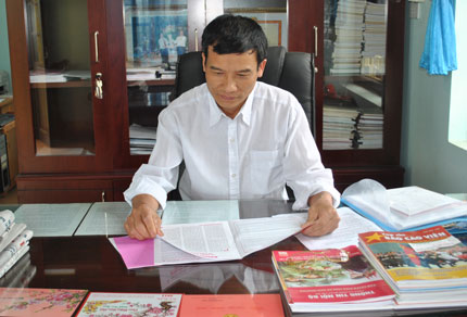  Đồng chí Dương Đức Hạnh chuẩn bị nội dung cho buổi tuyên truyền về cuộc bầu cử sắp tới