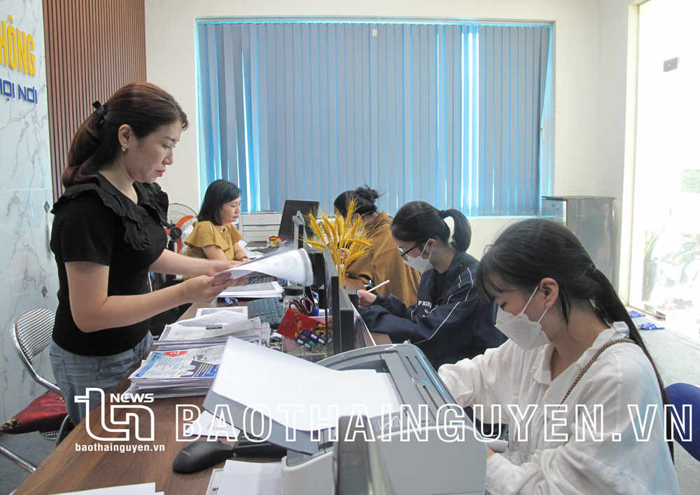  Học sinh đến đăng ký xét tuyển theo kết quả học bạ vào các ngành của Trường Đại học Kỹ thuật Công nghiệp (Đại học Thái Nguyên). Ảnh: T.L