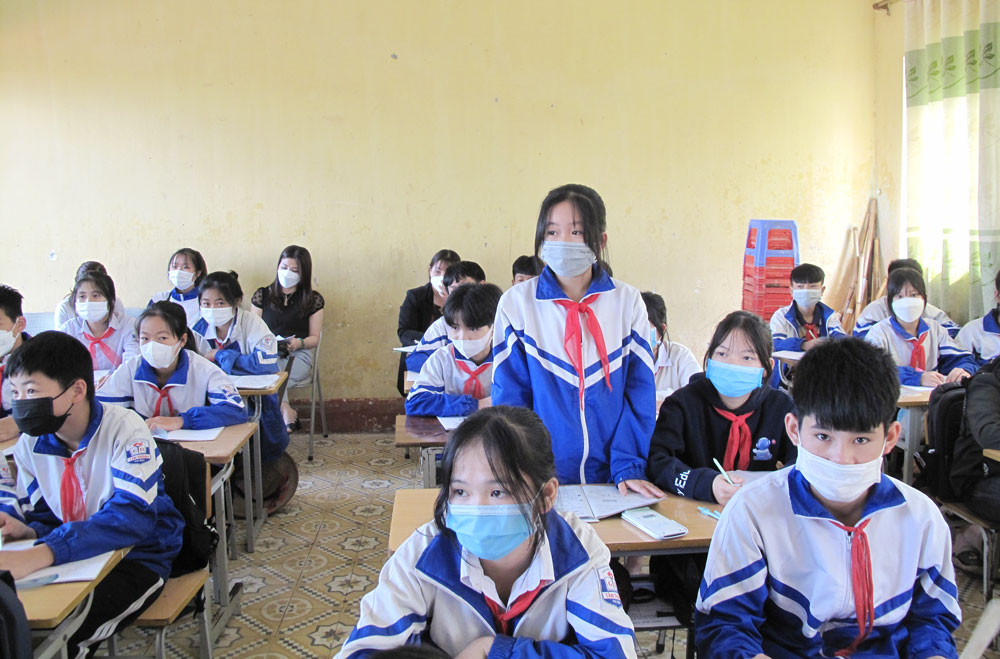  Học sinh lớp 9 Trường THCS Tân Thành (Phú Bình) trong giờ ôn tập môn Toán chuẩn bị cho kỳ thi tuyển sinh vào lớp 10.