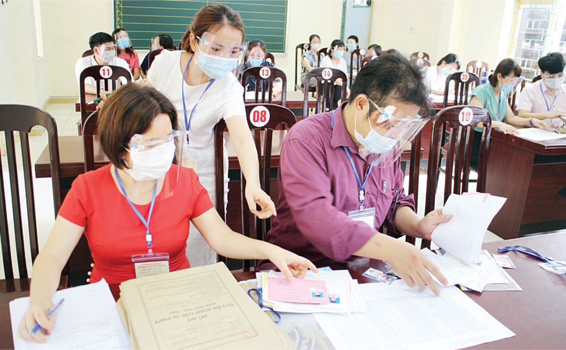  Giáo viên Trường THPT Chu Văn An (T.P Thái Nguyên) kiểm tra hồ sơ để hỗ trợ thí sinh đăng ký xét tuyển đại học bằng học bạ. 