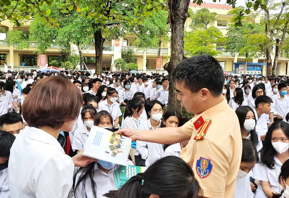  Công an huyện Đồng Hỷ phát tờ rơi tuyên truyền về ATGT cho các em học sinh. Ảnh: Tư liệu