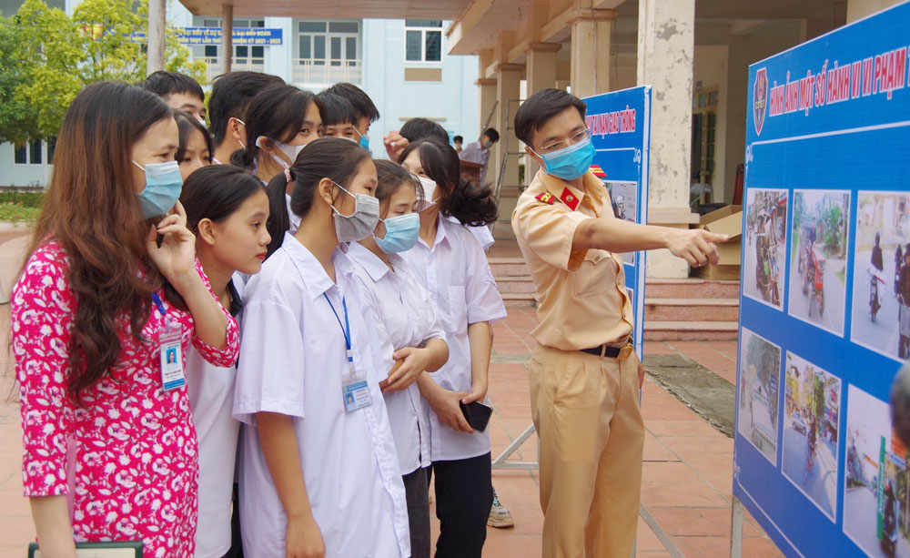  Triển lãm ảnh “Tai nạn giao thông, xử lý vi pham” tại Trường THPT Điềm Thuỵ.