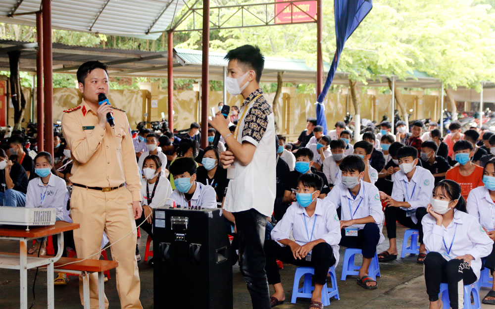  Một buổi tuyên truyền tại Trung tâm Giáo dục nghề nghiệp - Giáo dục thường xuyên huyện.