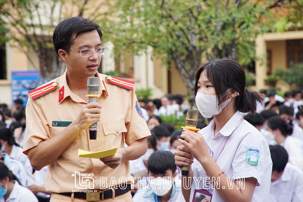  Tham gia trả lời câu hỏi tình huống giúp các em học sinh có thêm kỹ năng tham gia giao thông an toàn.