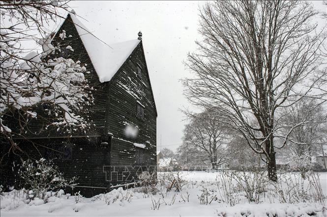  Tuyết phủ trắng xóa tại Saugus, Massachusetts, Mỹ, ngày 7/1/2022. Ảnh: AFP/TTXVN